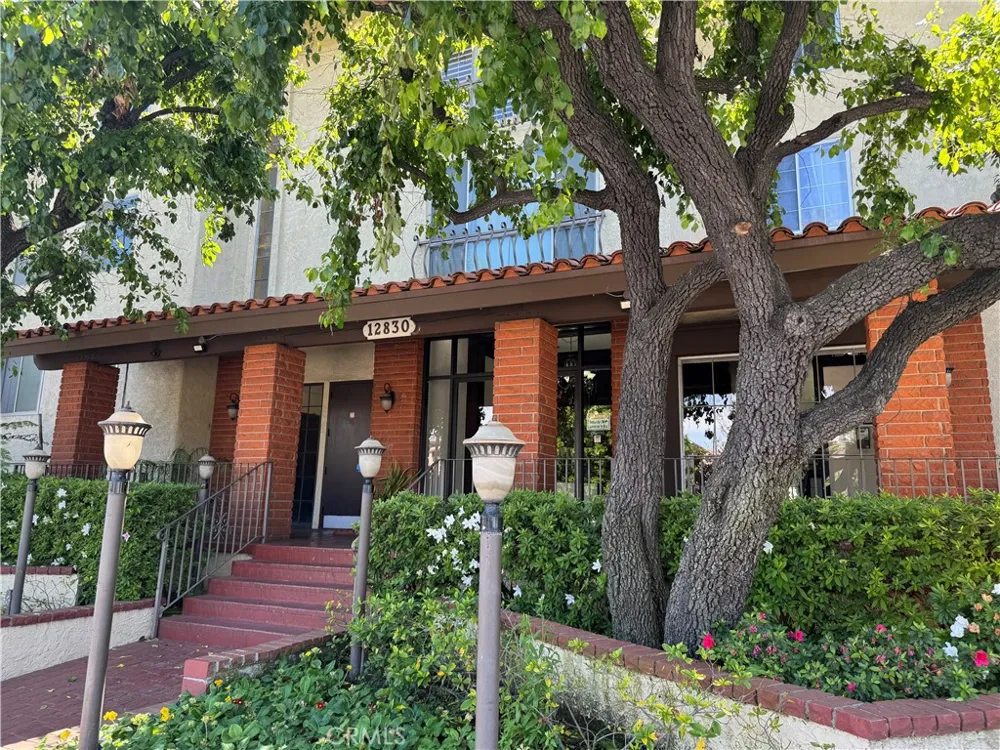 12830 Burbank #307 Valley Village, CA 91607