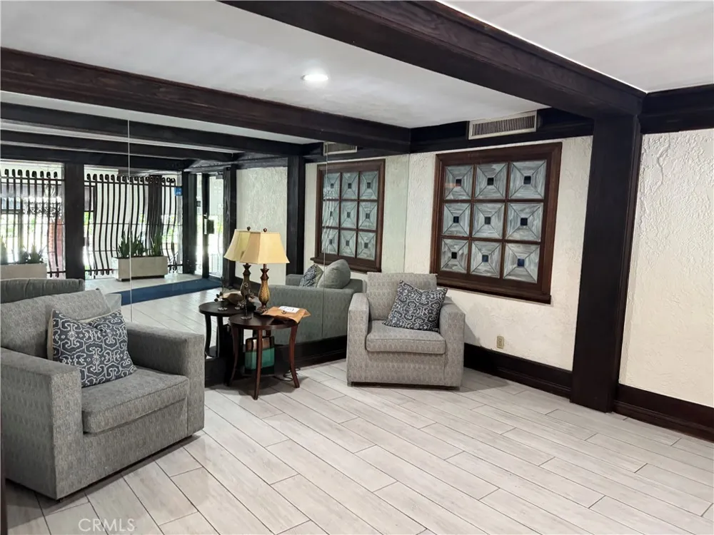 12830 Burbank #307 Valley Village, CA 91607