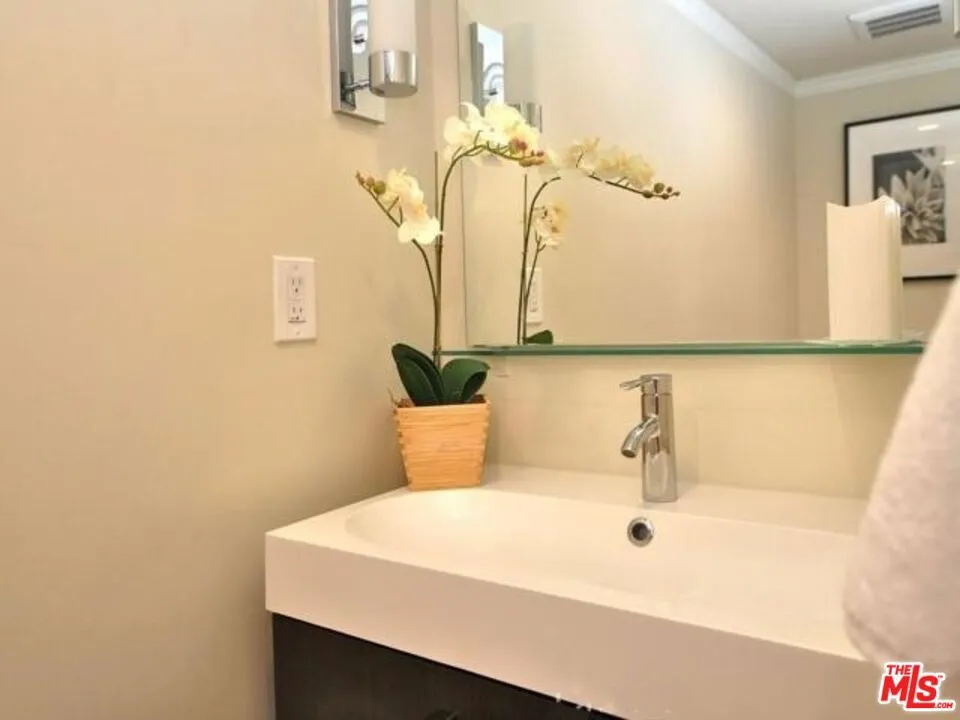 5354 Lindley Avenue #301 Encino, CA 91316