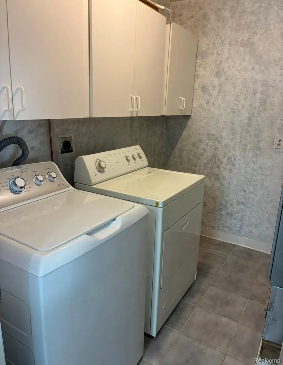 389 Neptune Drive #208 Walled Lake City, MI 48390