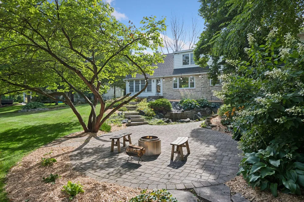 4808 Woodhill Way Edina, MN 55424