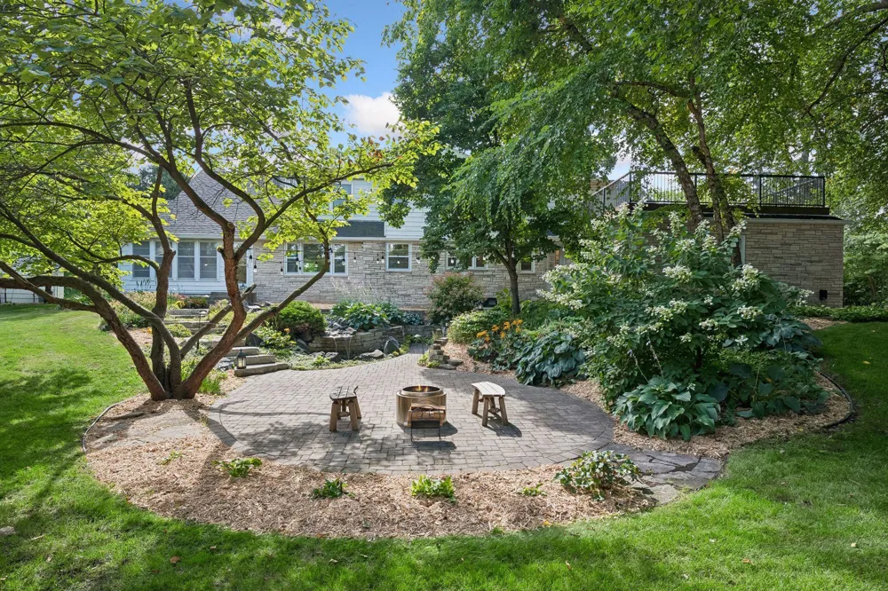4808 Woodhill Way Edina, MN 55424