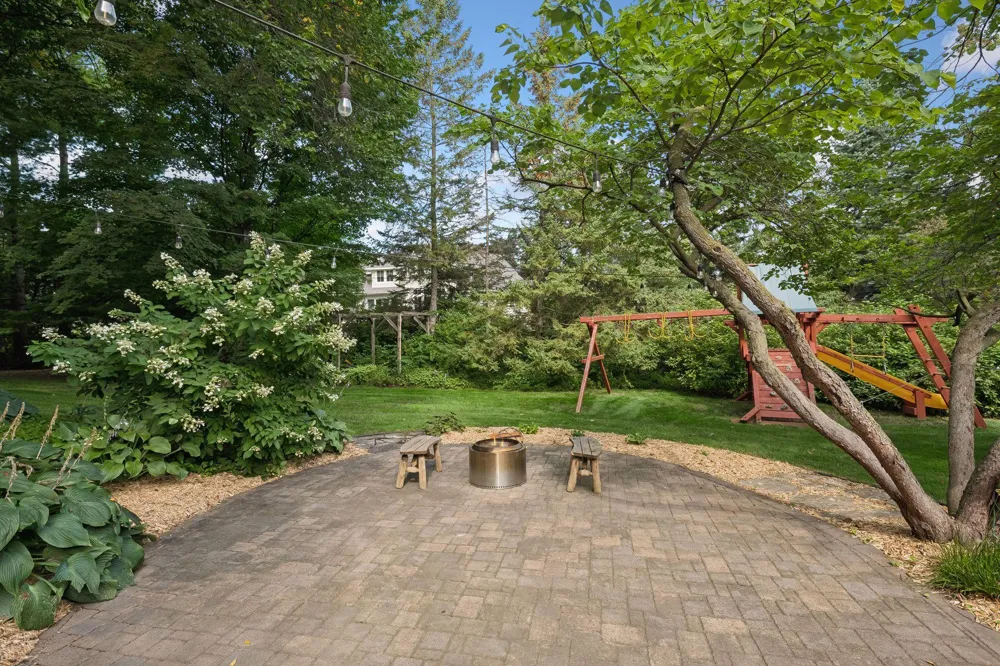 4808 Woodhill Way Edina, MN 55424