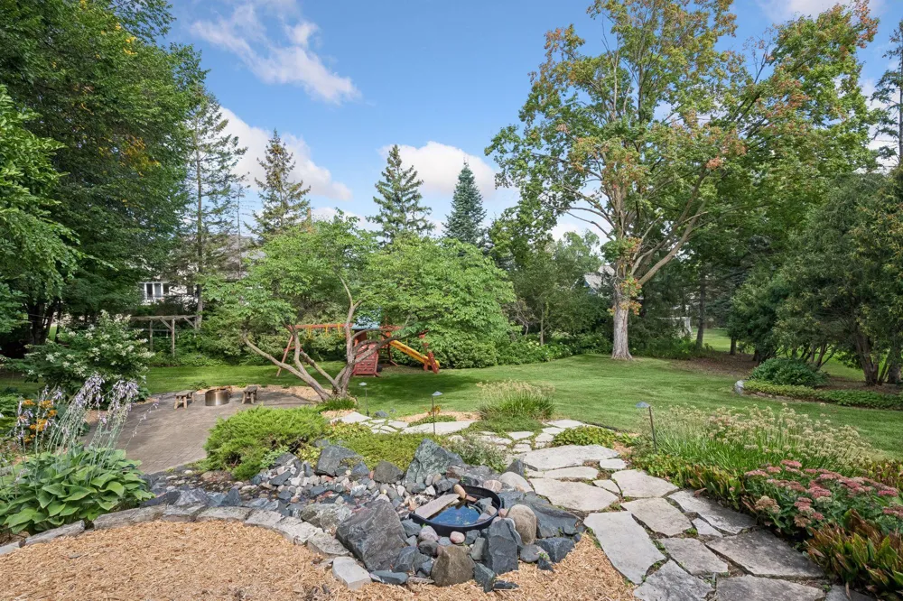 4808 Woodhill Way Edina, MN 55424