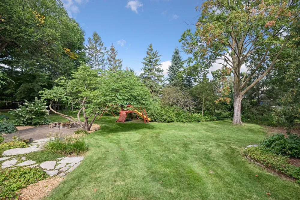 4808 Woodhill Way Edina, MN 55424