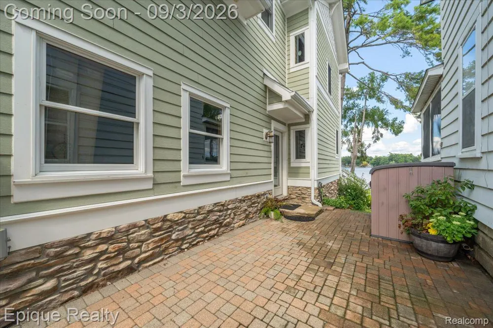 51 Crescent Avenue Lake Orion Village, MI 48362