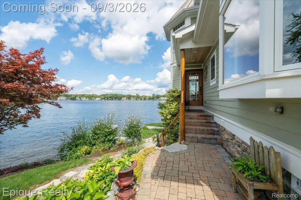 51 Crescent Avenue Lake Orion Village, MI 48362