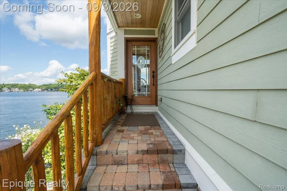 51 Crescent Avenue Lake Orion Village, MI 48362