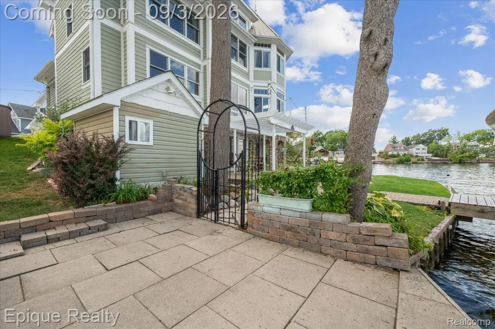 51 Crescent Avenue Lake Orion Village, MI 48362