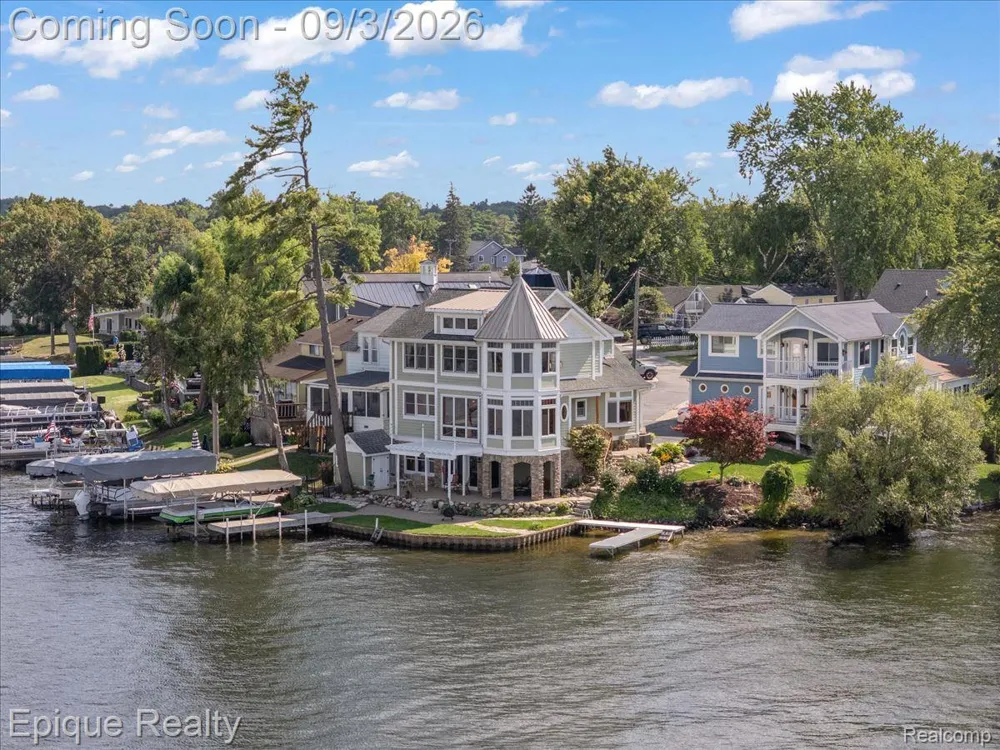 51 Crescent Avenue Lake Orion Village, MI 48362