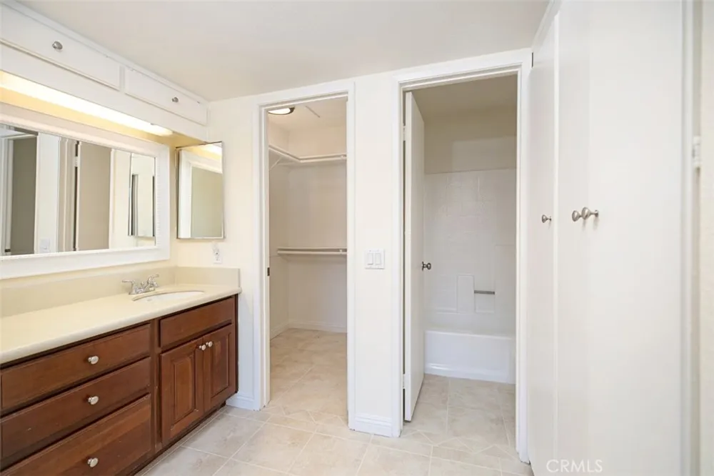 26121 La Real Mission Viejo, CA 92691