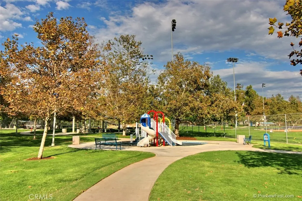 26121 La Real Mission Viejo, CA 92691