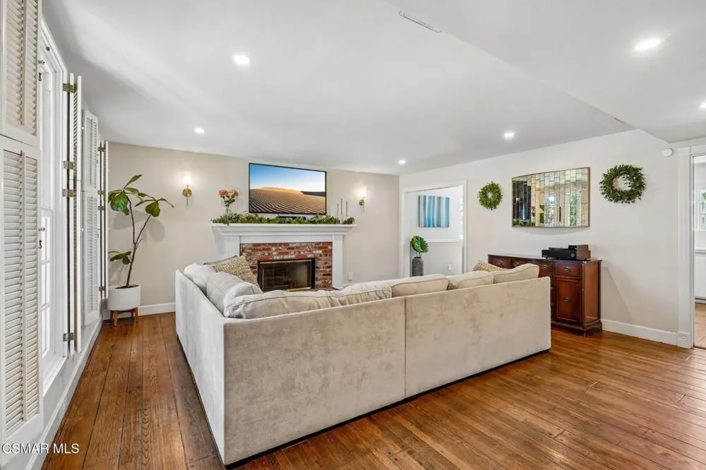 9653 Oakdale Avenue Chatsworth, CA 91311