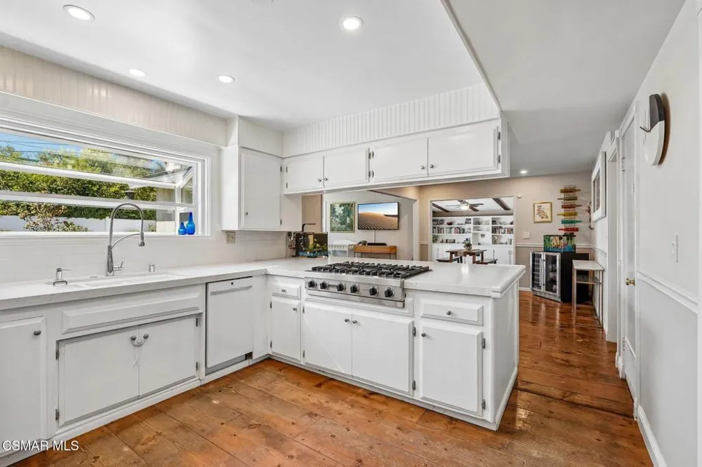 9653 Oakdale Avenue Chatsworth, CA 91311