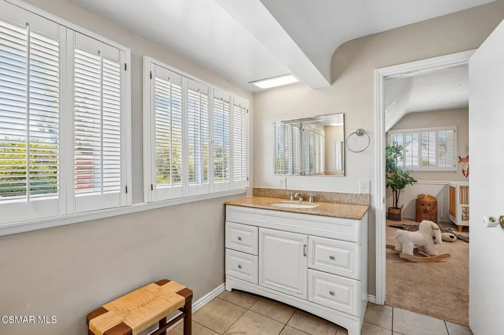 9653 Oakdale Avenue Chatsworth, CA 91311