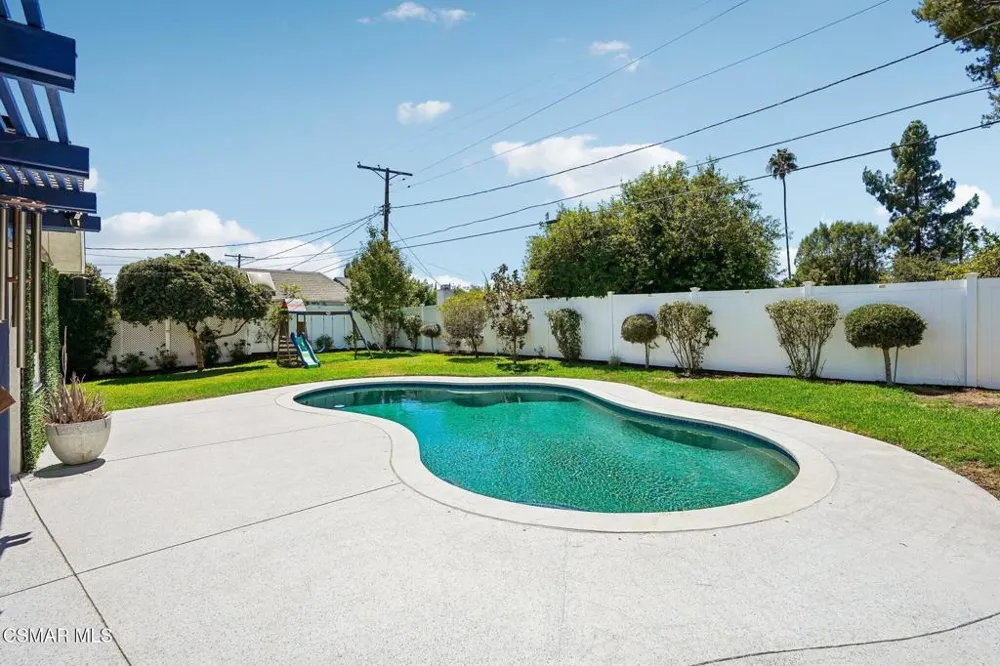 9653 Oakdale Avenue Chatsworth, CA 91311
