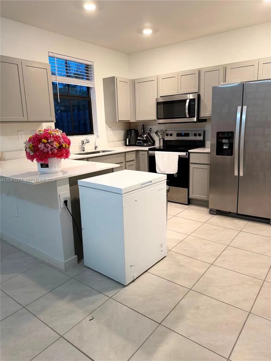 1281 NE 3rd Ave Florida City, FL 33034
