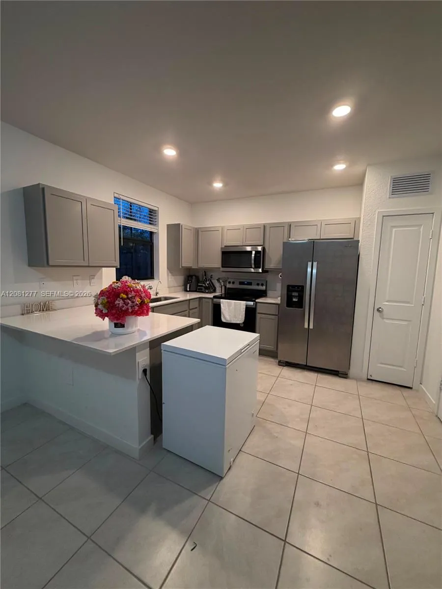 1281 NE 3rd Ave Florida City, FL 33034