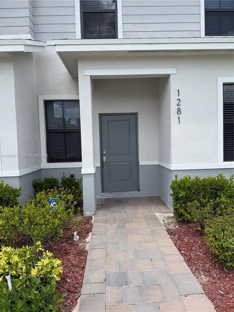 1281 NE 3rd Ave Florida City, FL 33034