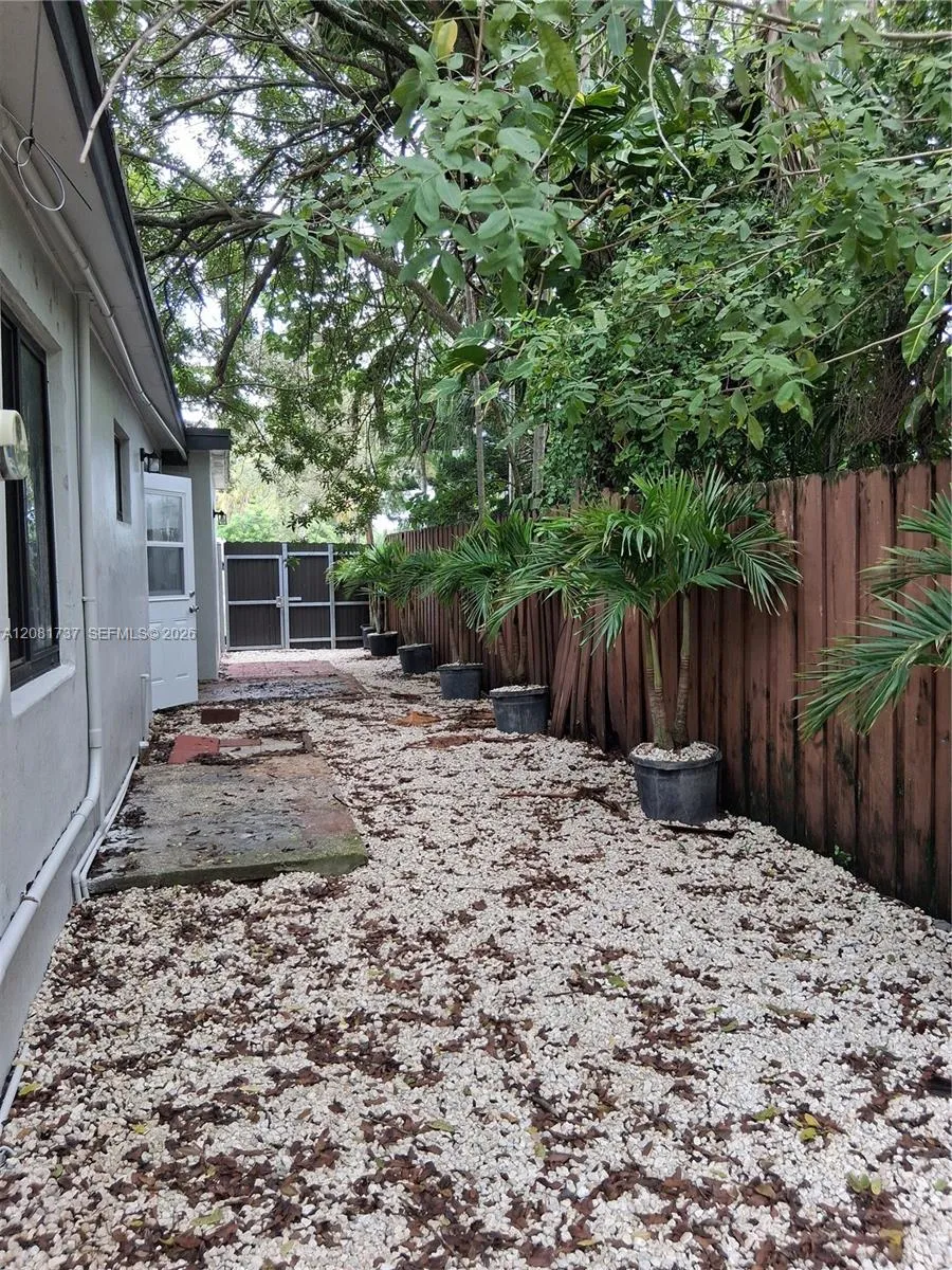 1535 NE 139 St North Miami, FL 33161