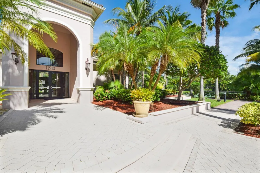 2916 TUSCANY COURT #104 Palm Beach Gardens, FL 33410