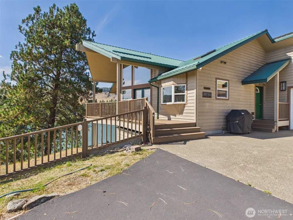14 Julian Bay Road Republic, WA 99166