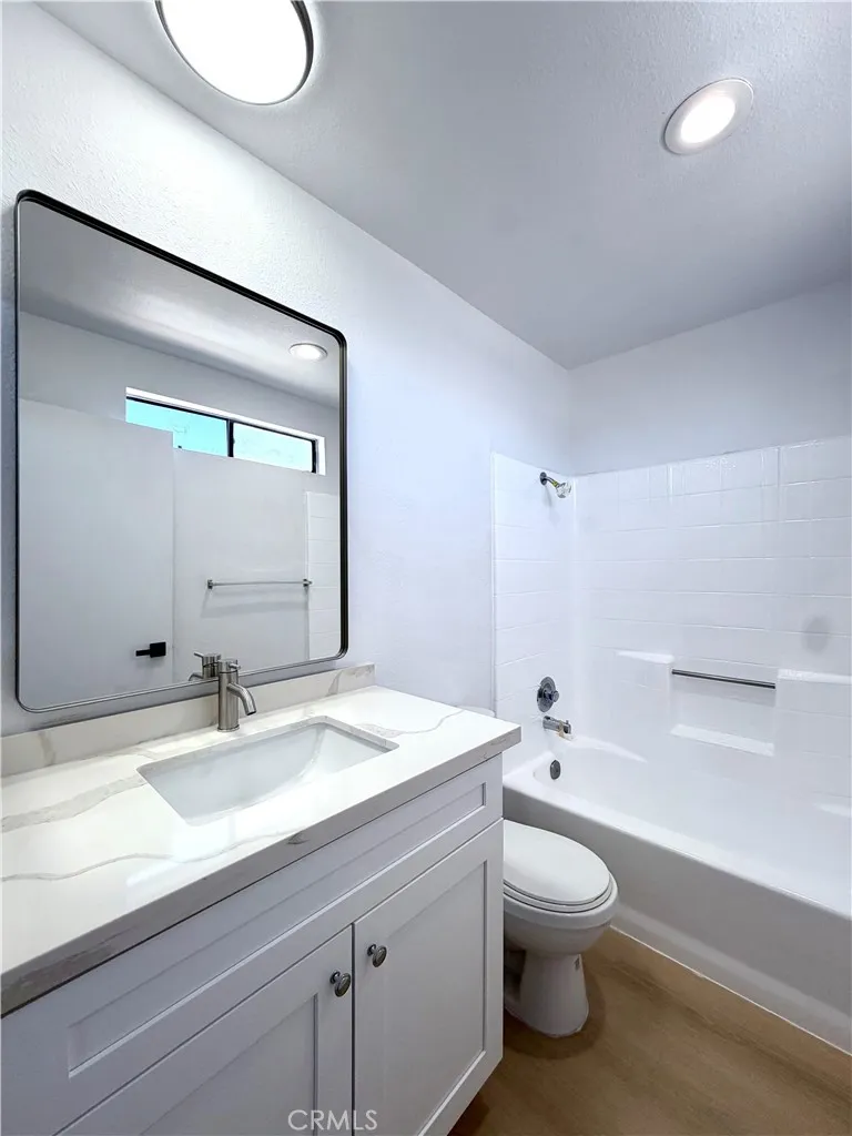 13512 Moorpark #202 Los Angeles, CA 91423