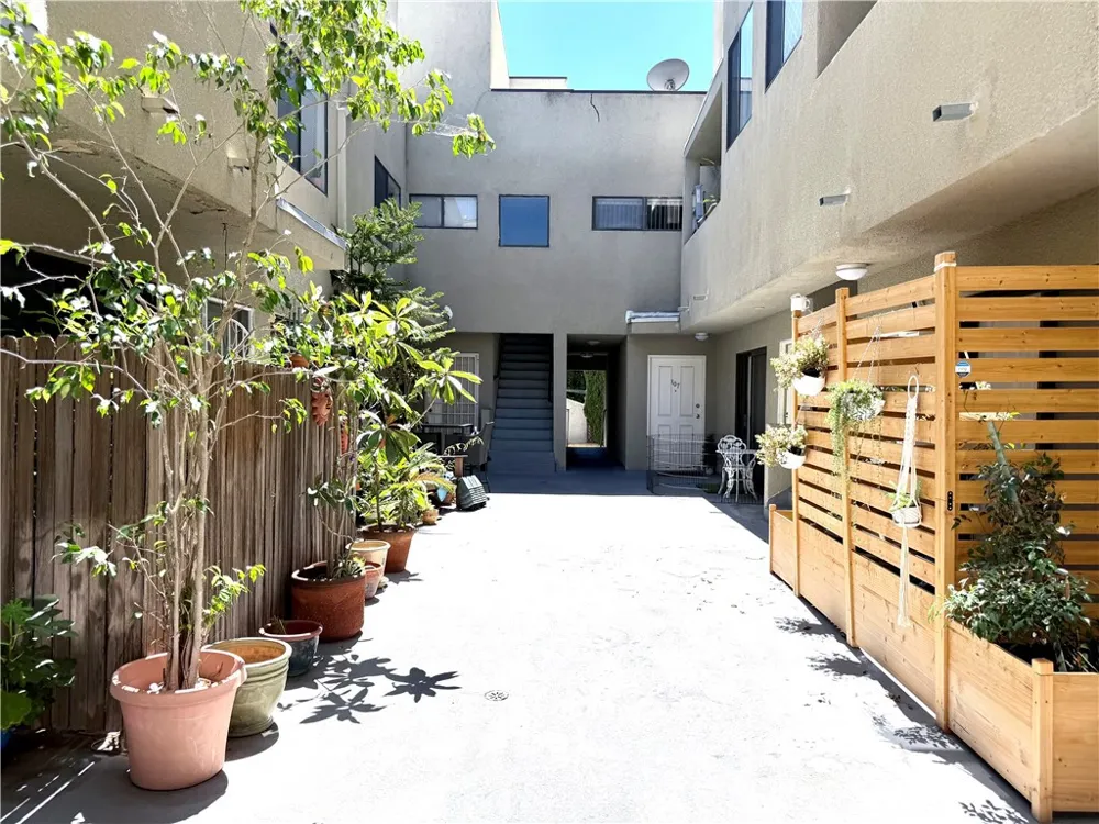 13512 Moorpark #202 Los Angeles, CA 91423