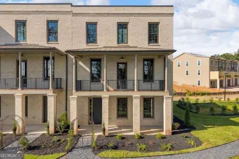1011 Creekside LN