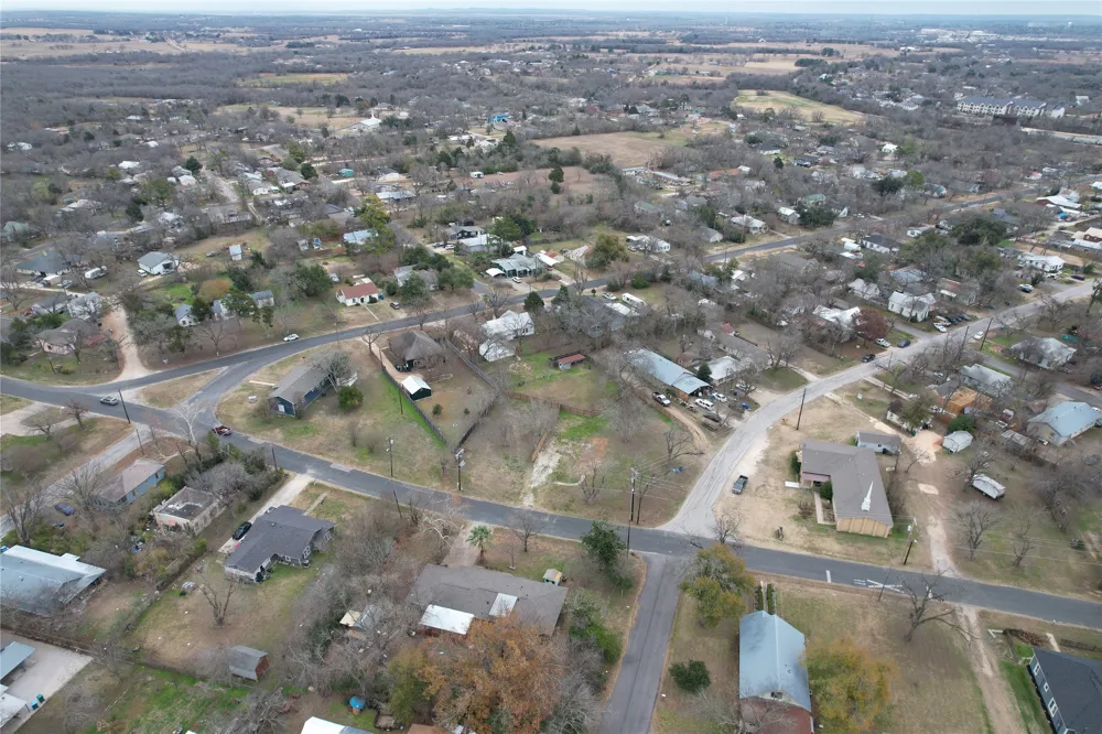 305 Lexington Road Elgin, TX 78621