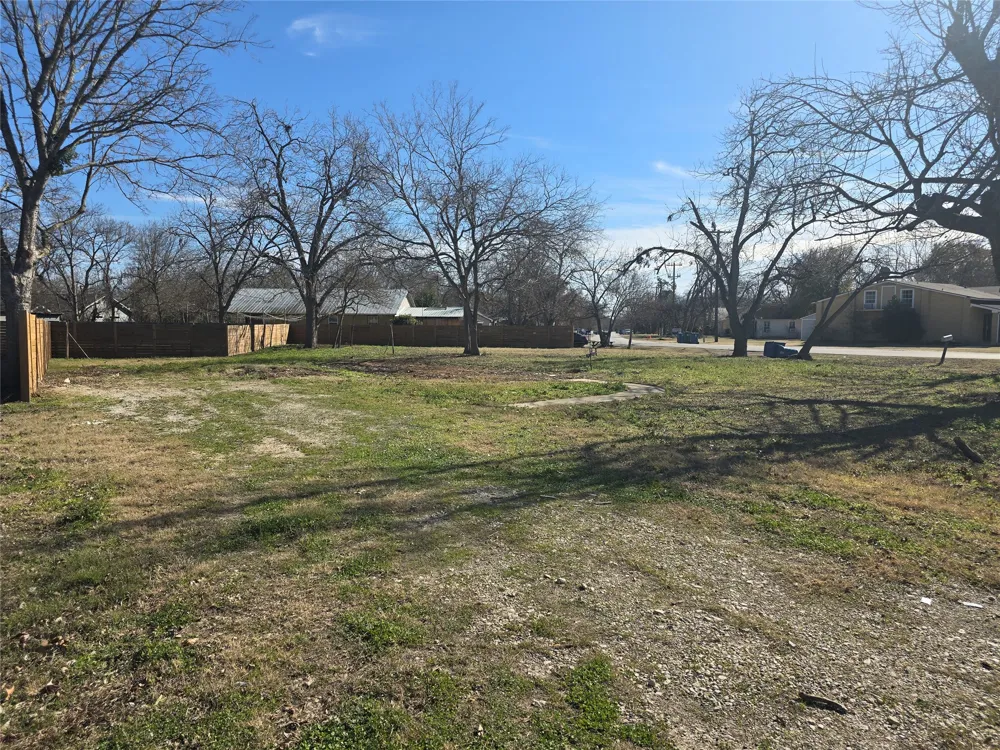 305 Lexington Road Elgin, TX 78621