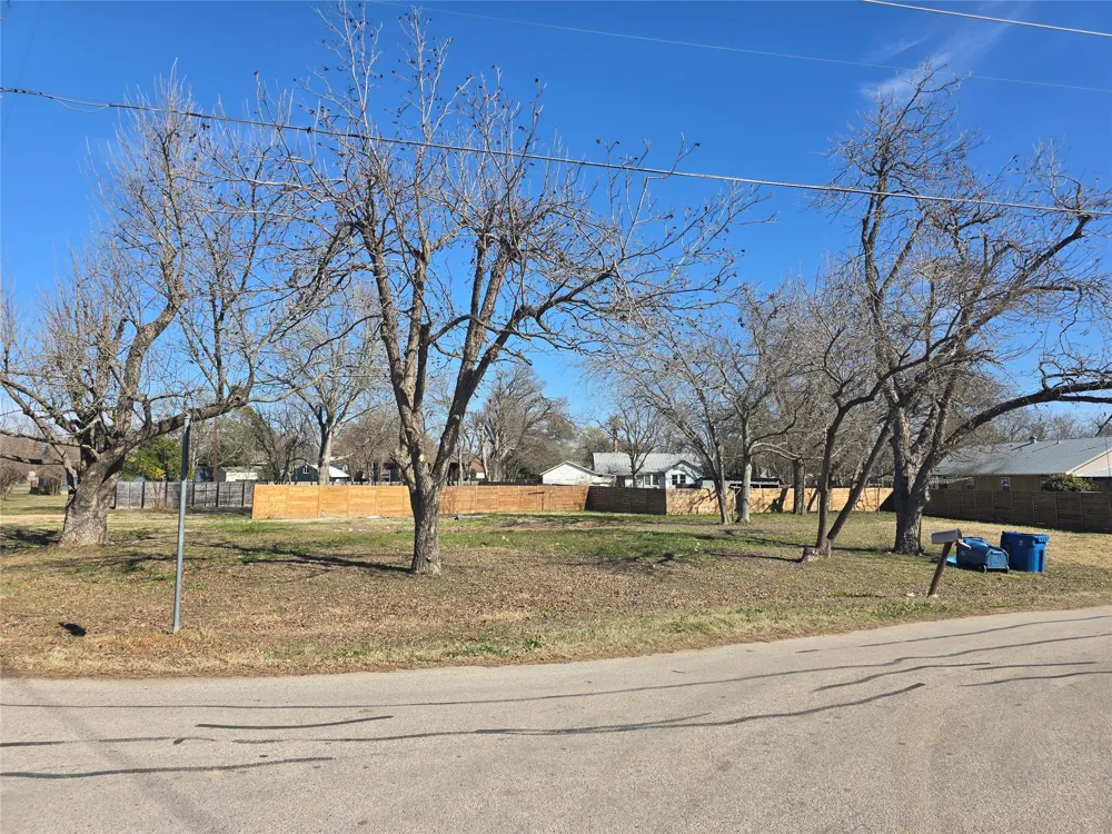 305 Lexington Road Elgin, TX 78621