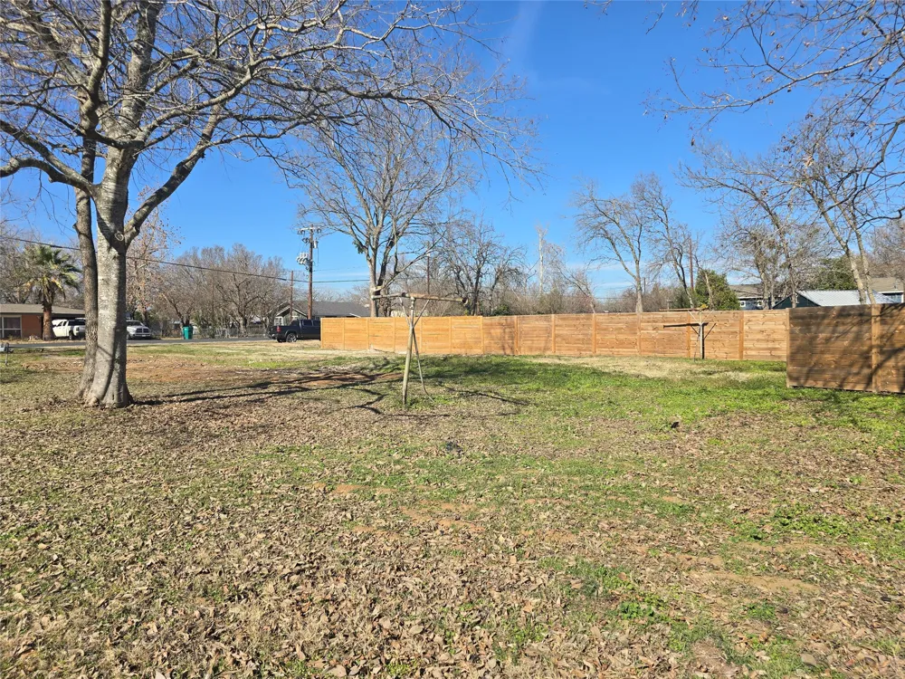 305 Lexington Road Elgin, TX 78621