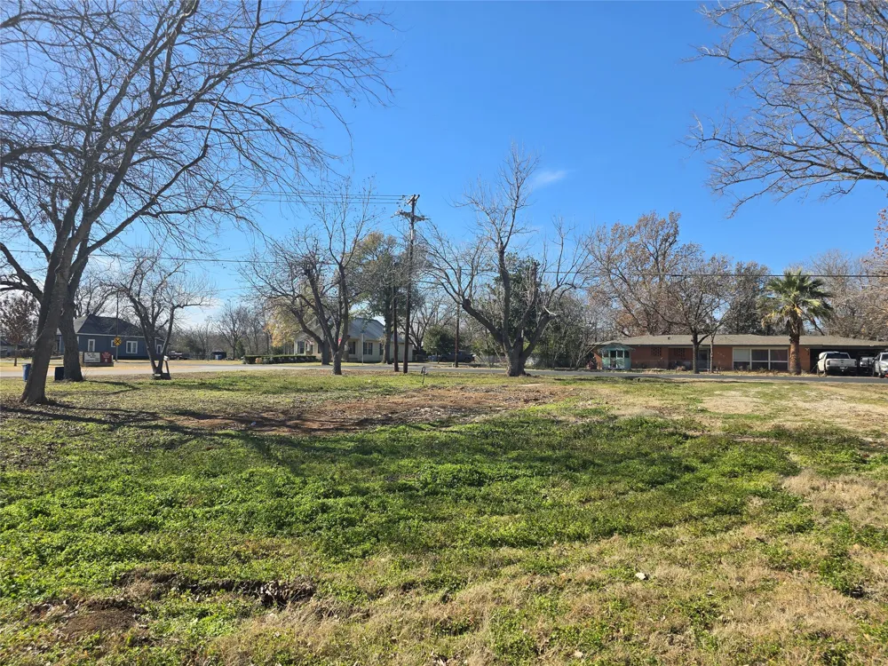 305 Lexington Road Elgin, TX 78621