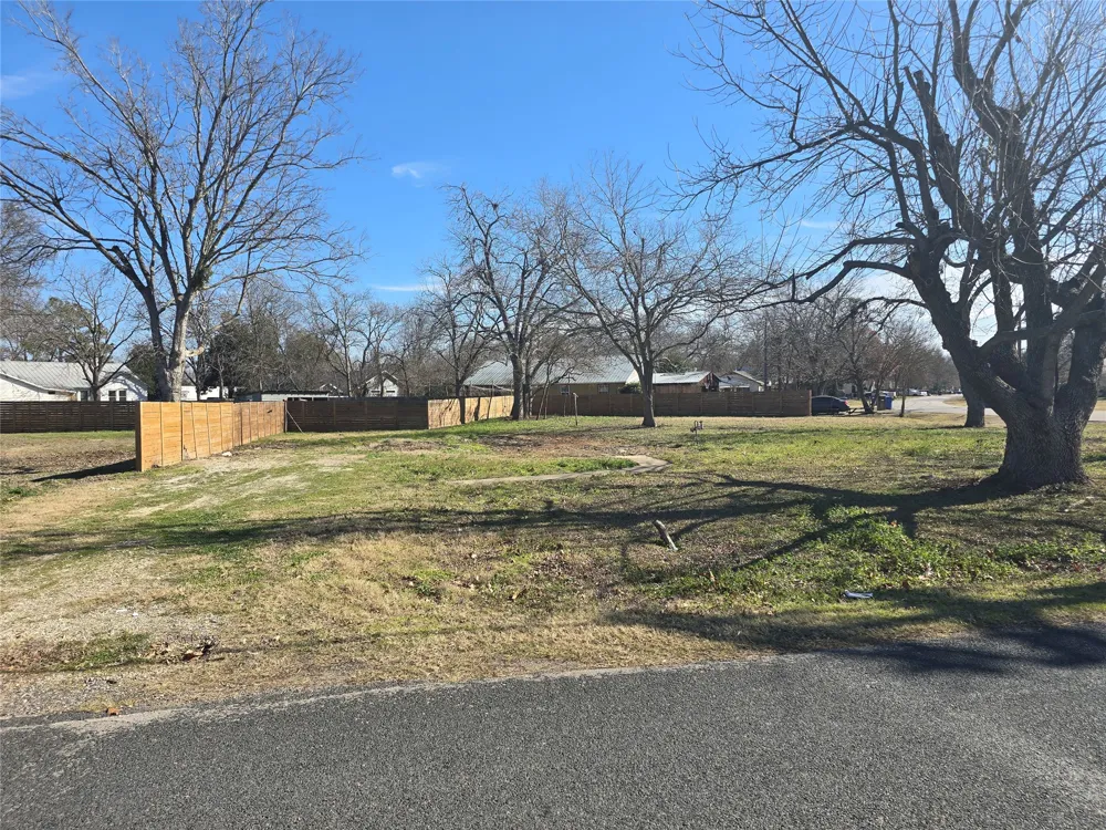 305 Lexington Road Elgin, TX 78621
