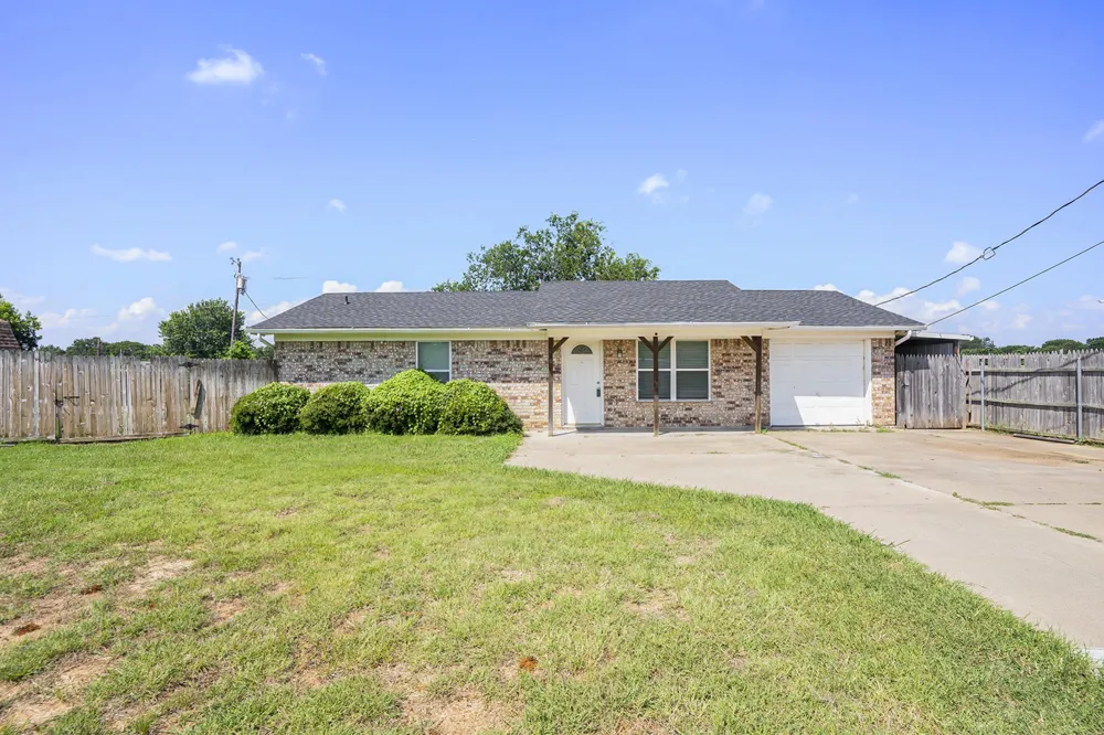 826 Meadowlark Circle Granbury, TX 76049