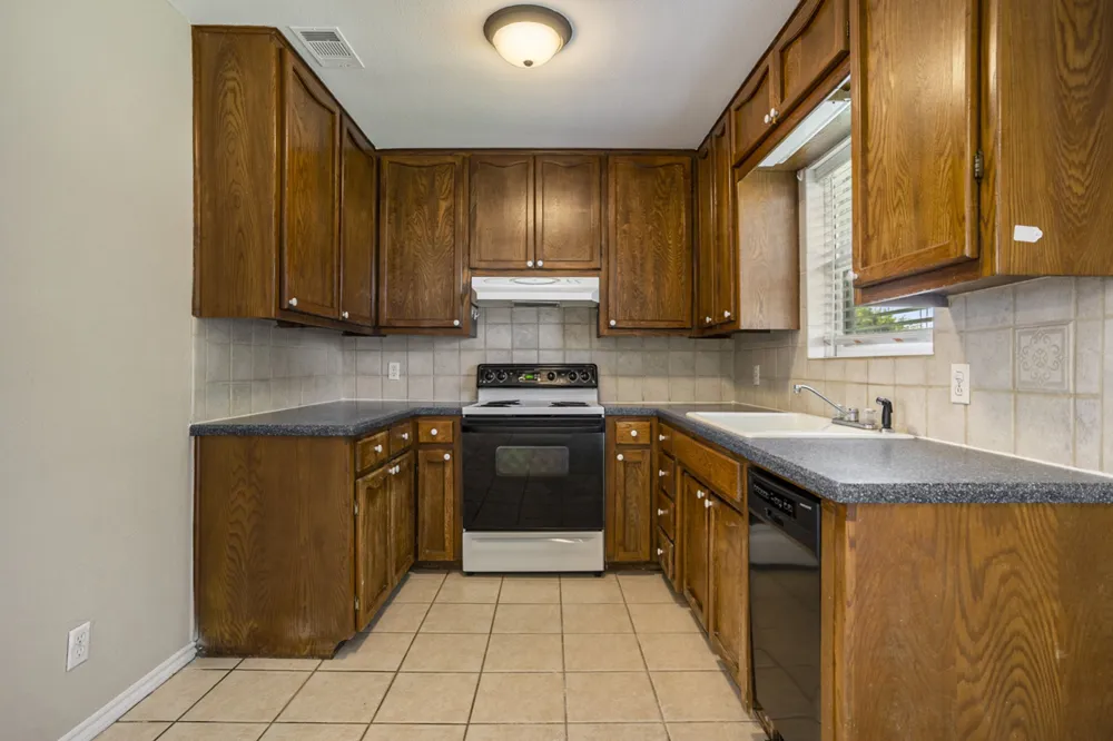 826 Meadowlark Circle Granbury, TX 76049