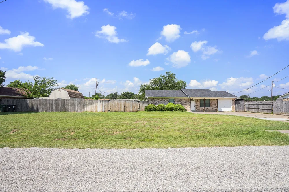 826 Meadowlark Circle Granbury, TX 76049
