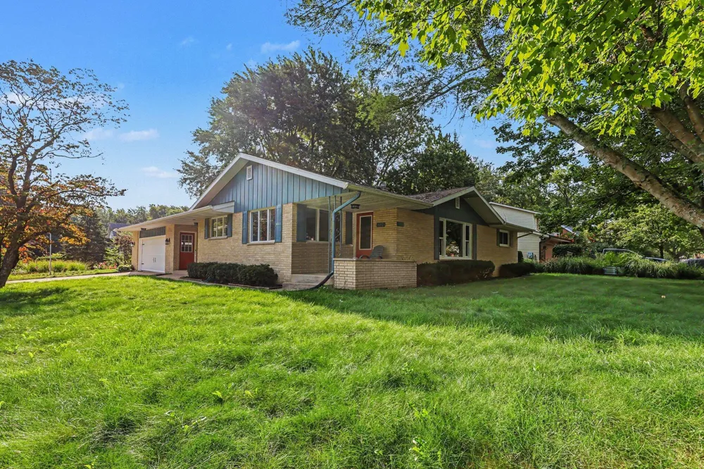 997 Colonial Court Holland, MI 49423