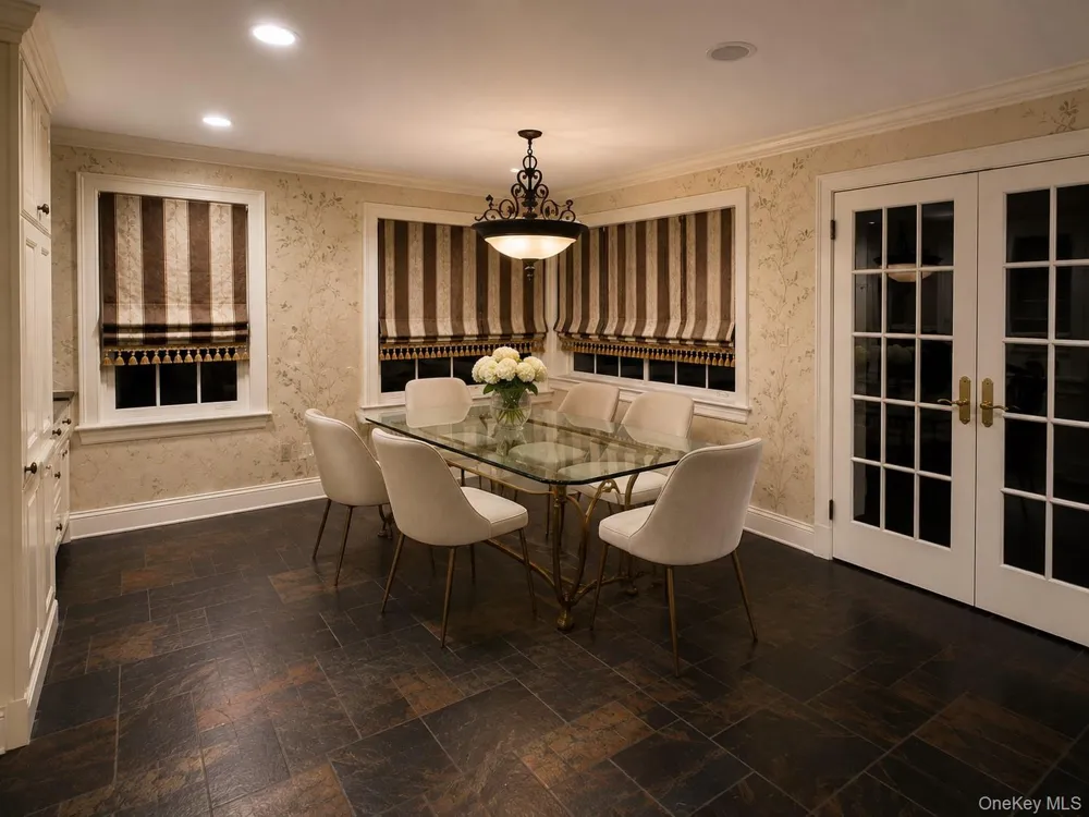 30 The Maples Roslyn Estates, NY 11576