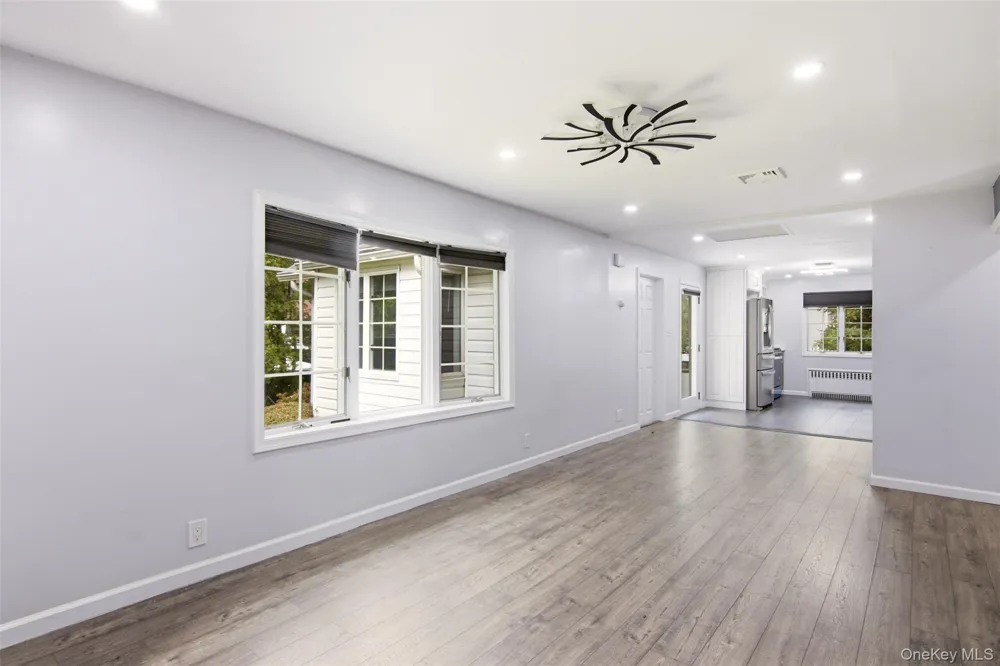 21 Sherrard Street Roslyn Heights, NY 11577