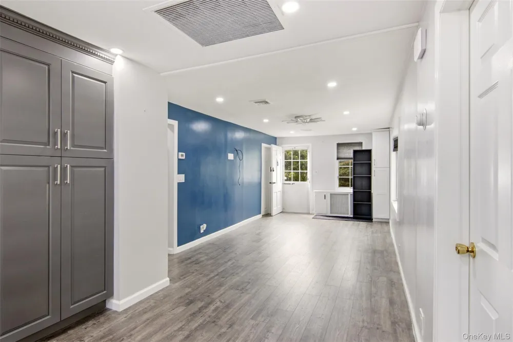 21 Sherrard Street Roslyn Heights, NY 11577
