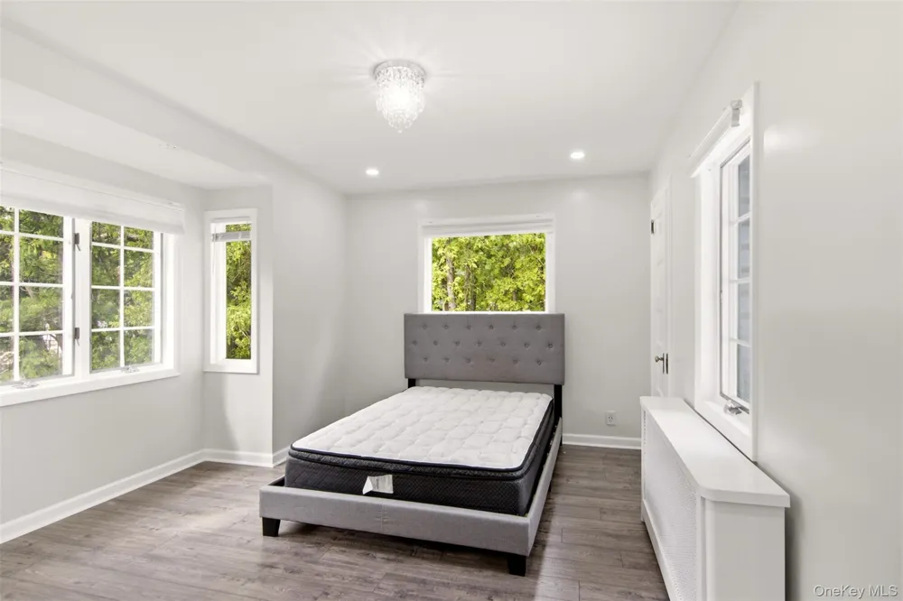 21 Sherrard Street Roslyn Heights, NY 11577