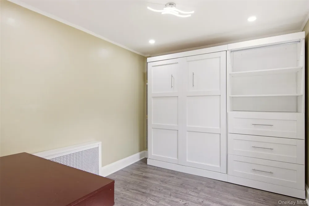21 Sherrard Street Roslyn Heights, NY 11577