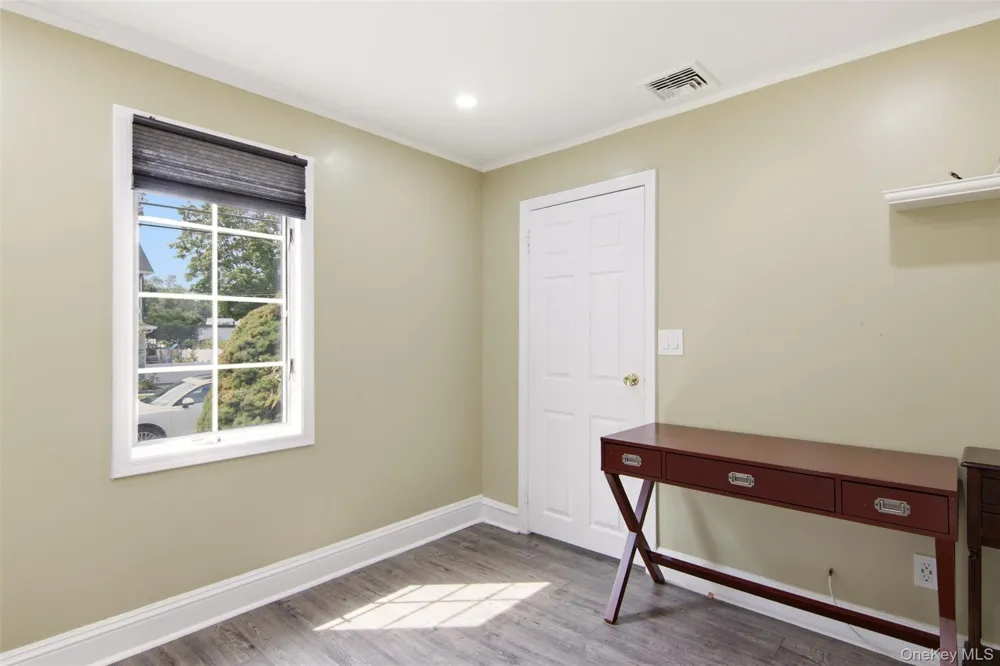 21 Sherrard Street Roslyn Heights, NY 11577