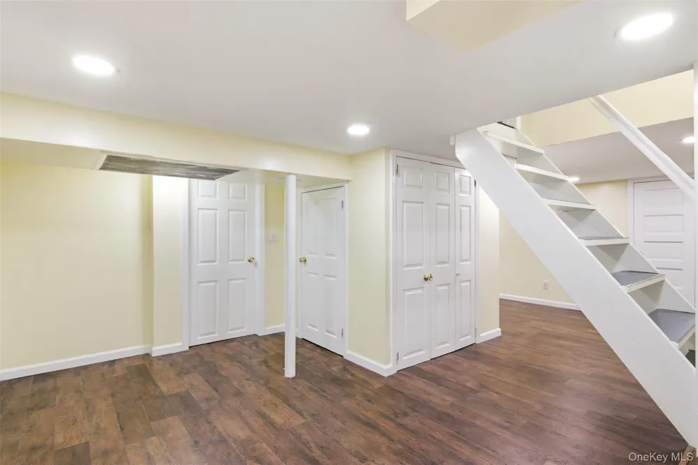 21 Sherrard Street Roslyn Heights, NY 11577