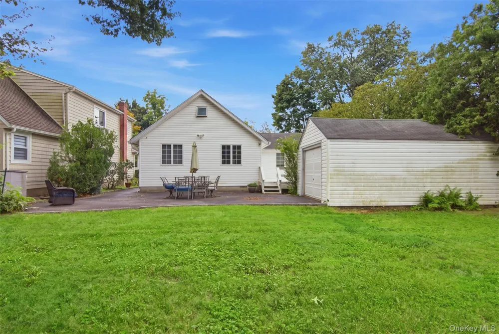 21 Sherrard Street Roslyn Heights, NY 11577