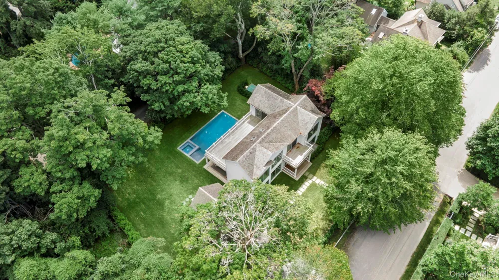 16 Gould Street East Hampton, NY 11937