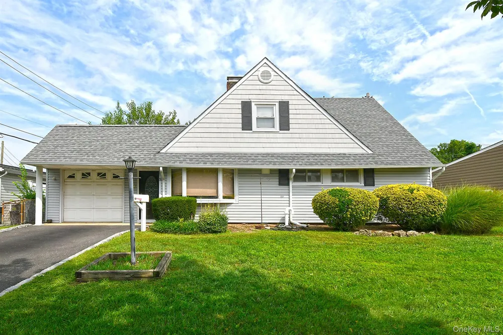 5 Woodcock Lane Levittown, NY 11756