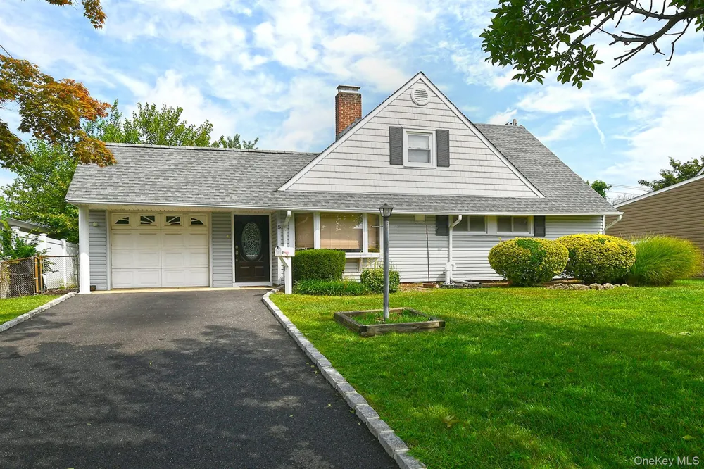 5 Woodcock Lane Levittown, NY 11756